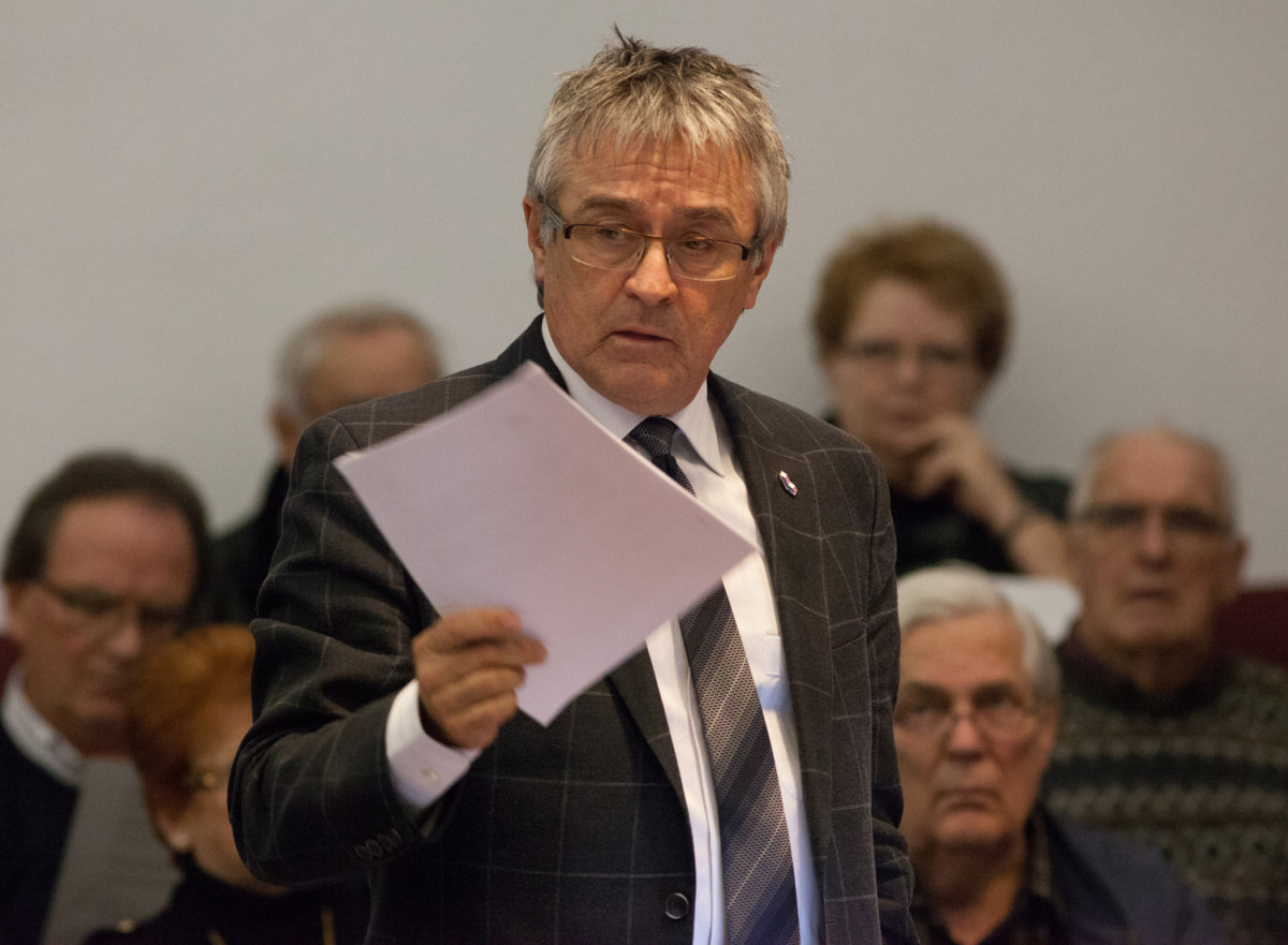 Le conseiller de Sainte-Rose, Denis Robillard, a déposé le rapport intérimaire du Bureau de l'ombudsman.