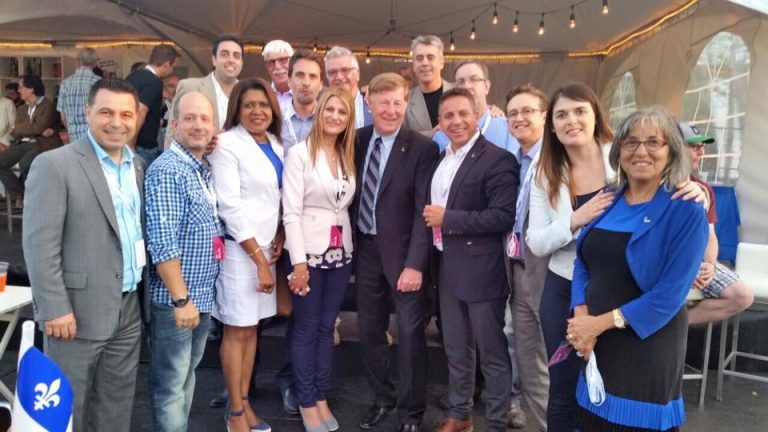 Cette photo montrant le candidat conservateur Roland Dick en présence du maire Demers et 12 de ses élus aurait été prise lors des festivités du 24 juin.
