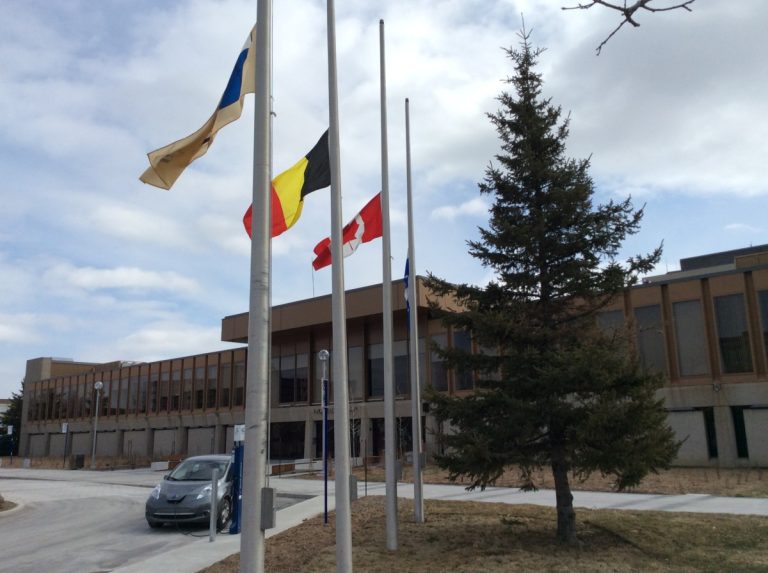 Depuis ce matin, les drapeaux sont en berne à l'hôtel de ville, incluant celui de la Belgique hissé à mi-mât à la suite des attentats de Bruxelles.