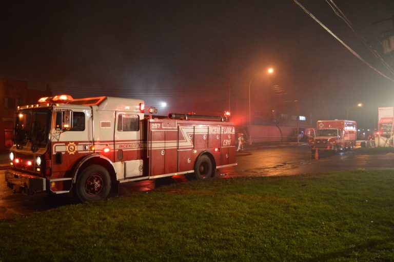 En une heure, 25 pompiers du Service des incendies de Laval ont maîtrisé le brasier, empêchant la propagation au bâtiment.