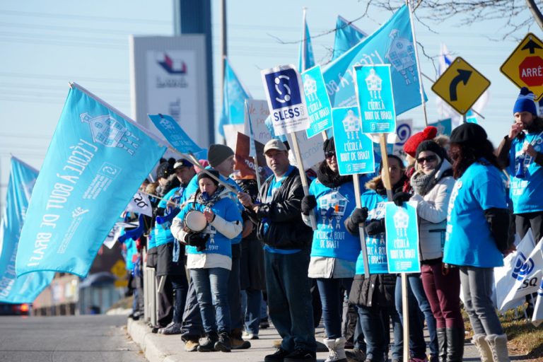 Le bleu était à l'honneur aux manifestations des employés de soutien.