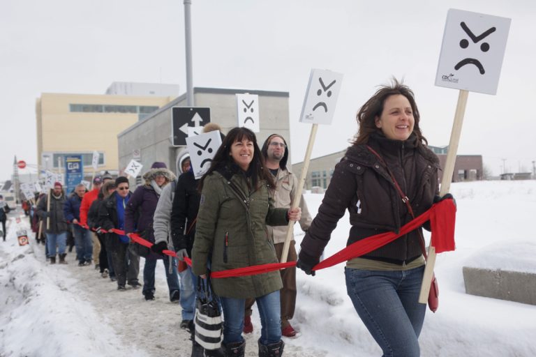 Une grande chaîne humaine pour dénoncer les compressions effectuées par le gouvernement provincial dans les écoles primaires et secondaires sera créée le 1er février.