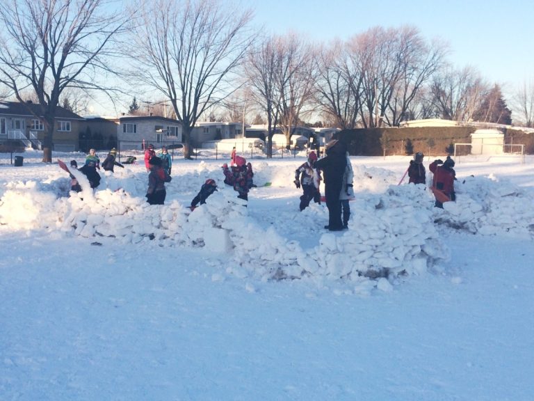 Les élèves de l'école Des Ormeaux ont mis la main à la pâte pour construire un seul fort dans la cour.