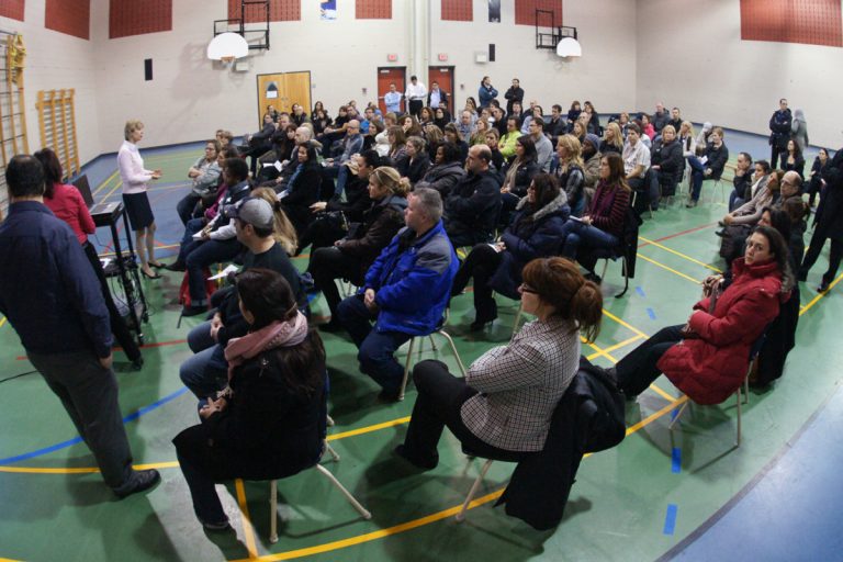 Plus d'une centaine de parents de l'école Des Cardinaux se sont présentés à la rencontre d'information.