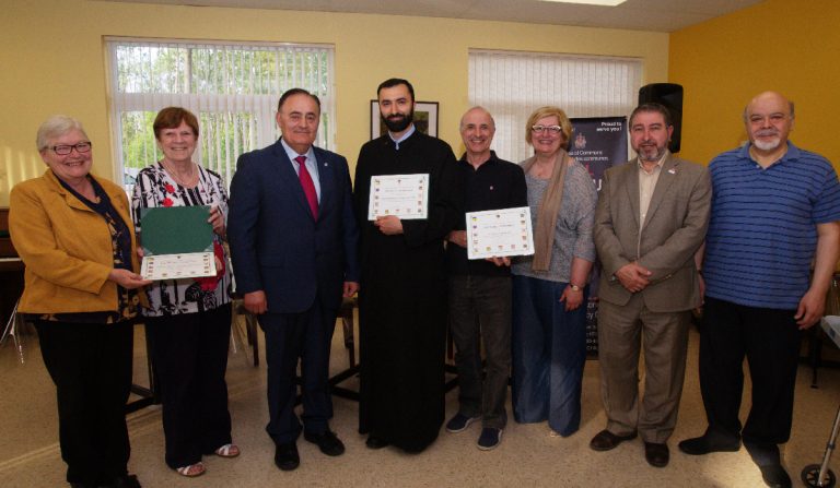 Le député Fayçal El-Khoury (3e à partir de gauche) accompagné des représentants des trois organismes bénéficiaires du programme Nouveaux Horizons.