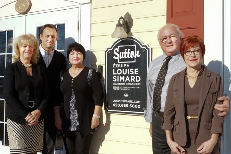 Les courtiers agréés de l'équipe : Louise Simard, François Simard, Maria Calinescu, Daniel Simard, et Cécile Ricard (adjointe administrative).