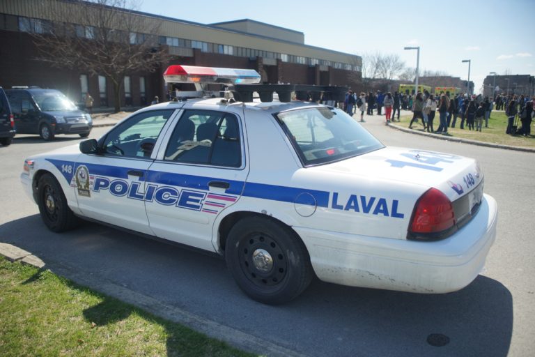Les policiers de Laval ont été demendés sur les lieux afin d'assister les pompiers pour l'évacuation de l'école.