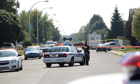 Les policiers ont érigé un périmètre près de l'endroit où le jeune homme a été retrouvé, rue Duchesneau.