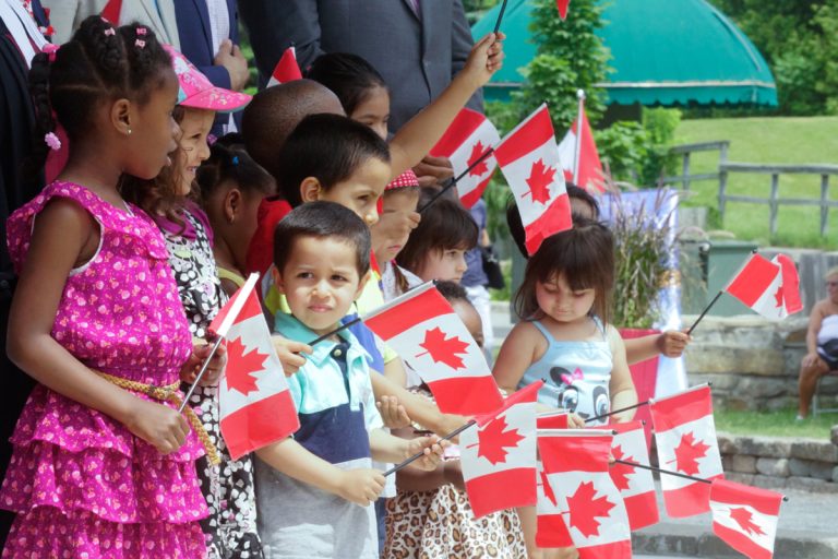 Les citoyens canadiens assermentés ont pu en apprendre plus sur leur nouveau pays en cours de journée.(Photos TC Media - Mario Beauregard)