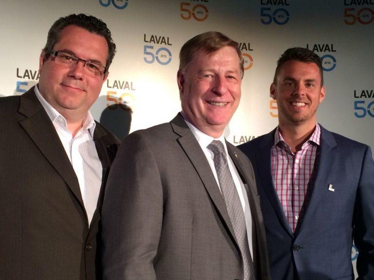 Le maire et président de la Corporation des célébrations 2015, Marc Demers, entouré du président de Laser Quantum, Jean-Philippe Jouy, et de l'humoriste et porte-parole des célébrations du 50e anniversaire de Laval, Philippe Bond.
