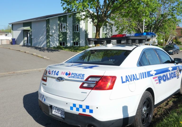 Les enquêteurs de la police de Laval sont actuellement sur place pour déterminer le ou les mobiles se cachant derrière cet incendie jugé criminel. (Photo: Mario Beauregard) 