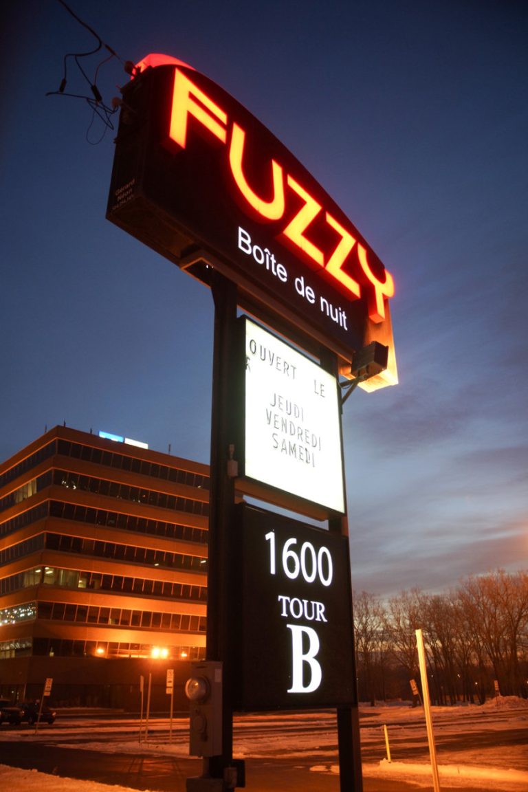 Après 22 ans d'activité, la boîte de nuit Le Fuzzy  a fermé ses portes à Laval, le 7 décembre.