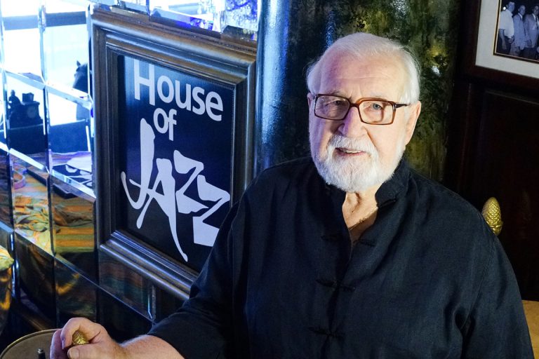 À 81 ans, Georges Durst reste fidèle à sa réputation de roi de la vie nocturne. (Photo TC Media - Mario Beauregard) 