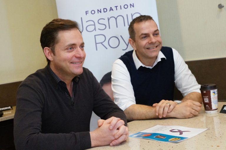 Robert Dumas (à droite), franchisé du restaurant McDonald's de Fabreville, remettra les profits du Grand McDon à la Fondation de Jasmin Roy.