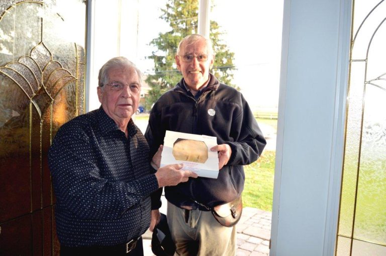 Une des dernières livraisons du boulanger Guy Lefebvre à un de ses fidèles clients, Roger Fortier, d’un authentique pâté au poulet de Marie-Blanche Bourgoin.