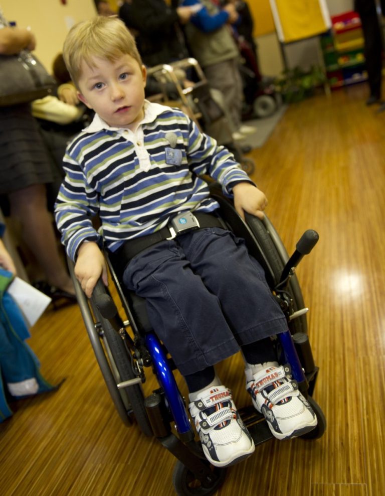 Léo est le premier enfant à bénéficier d’un fauteuil roulant du SAT de Laval. (Photo: Alarie Photos)