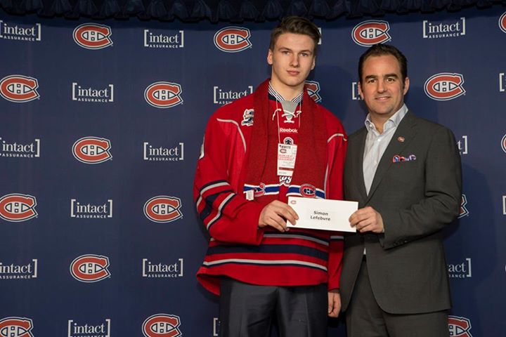 Simon Lefebvre reçoit son chèque des mains du patron des Canadiens, Geoff Molson.