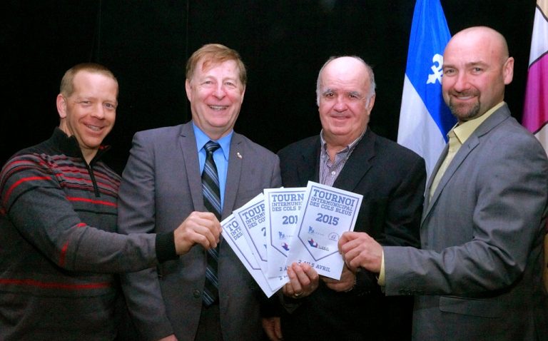 Martin Letarte, président de l’ATPA, chapitre du Québec, Marc Demers, maire de Laval, Pierre Creamer, président d’honneur du tournoi, et Luc Fugère, président du comité organisateur du tournoi.