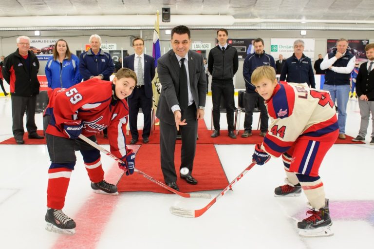 David De Cotis a procédé à la mise au jeu officielle à la cérémonie de réouverture de l'amphithéâtre.