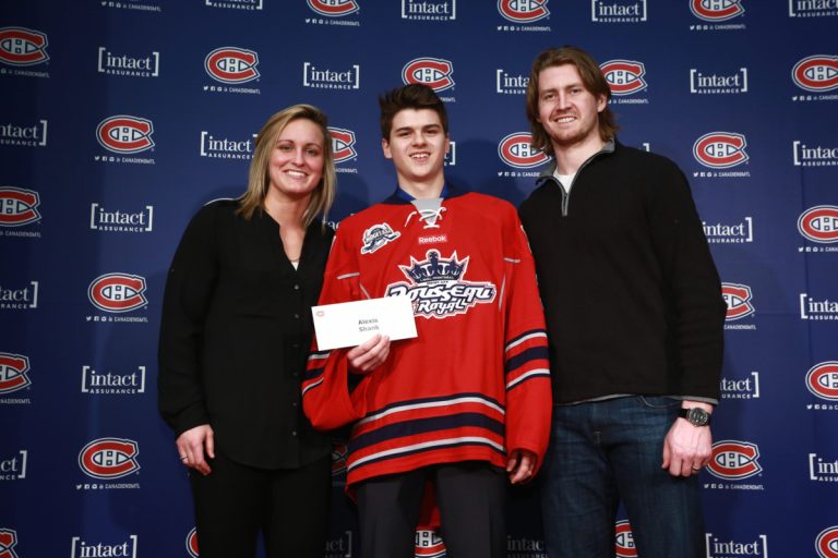 Alexis Shank a reçu son chèque des mains de Jeff Petry, des Canadiens de Montréal, et de l'Olympienne Marie-Philip Poulin. 