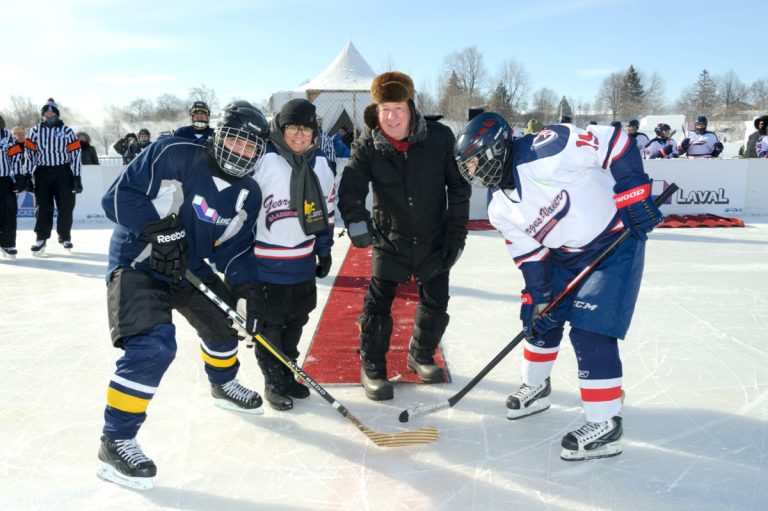 Le maire Marc Demers a procédé à la mise au jeu officielle en compagnie des capitaines d'Équipe Laval et des Gladiateurs de l'école Georges-Vanier.