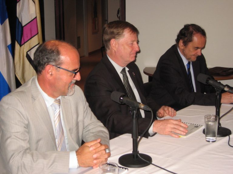 Le maire de Laval, Marc Demers, entouré du directeur général de la Ville, Serge Lamontagne, et du président l’Institut sur la gouvernance d’organisations privées et publiques (IGOPP), Michel Nadeau.