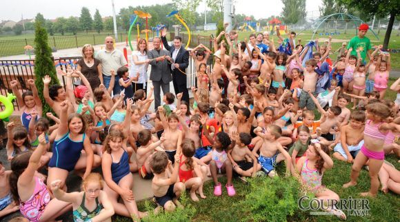 Les jeux d'eau du parc Champfleury ont été inaugurés le 27 juin en présence du conseiller municipal André Boileau et de jeunes du camp de jour Champfleury. (Photo: Martin Alarie)
