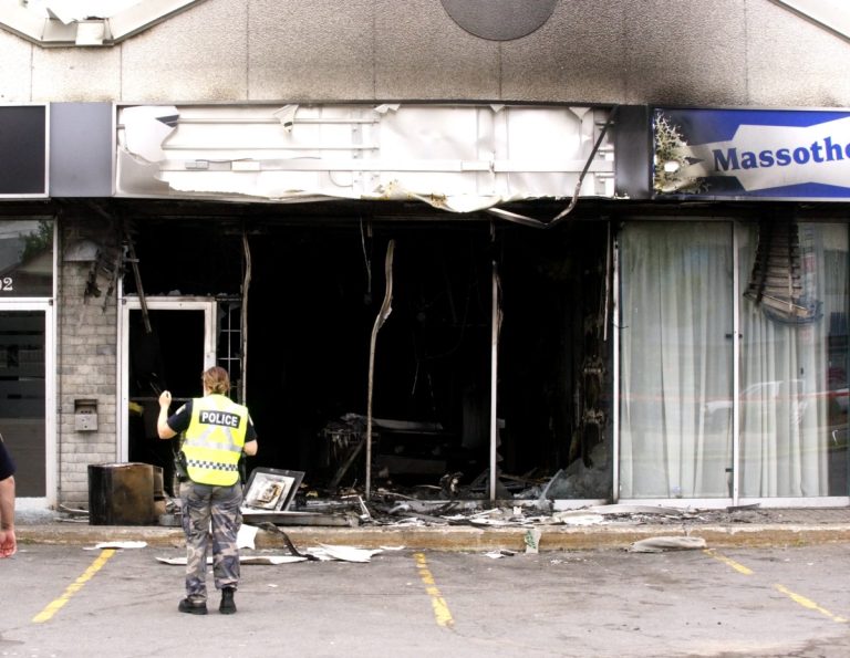 La Police de Laval débute son enquête sur un incendie d'origine criminelle qui a causé des dommages au commerce Ultimatum Nutrition Laval, le 7 juillet.