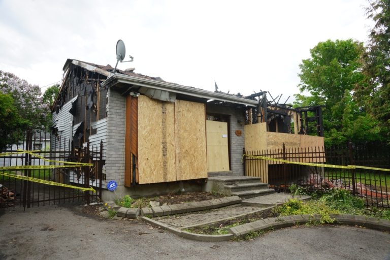 Le feu a pris naissance dans le sous-sol. La résidence est une perte totale. (Photo: TC Media - Mario Beauregard) 