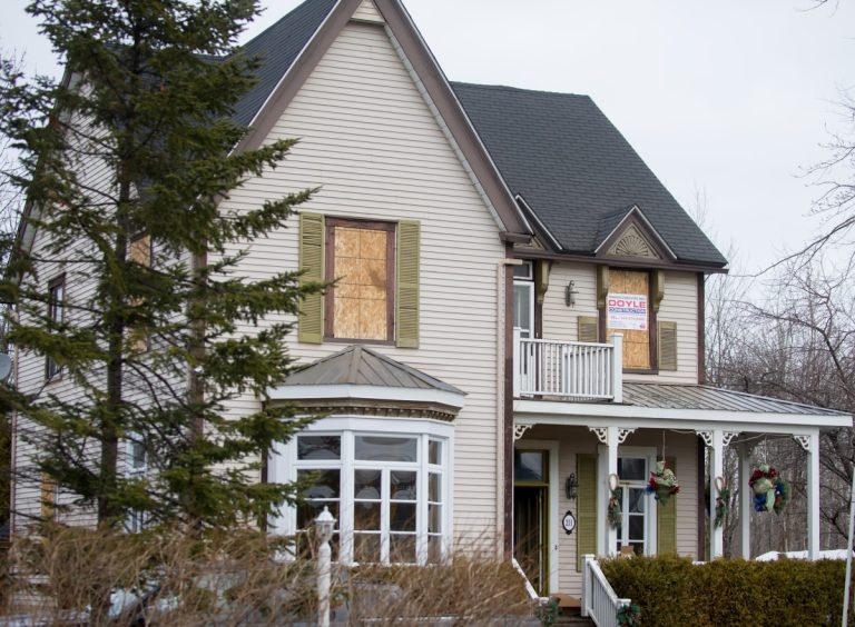 Les dommages de cette demeure ayant plus de 100 ans sont évalués à 200 000 $ pour le bâtiment et 100 000 $ pour son contenu. (Photo TC Media - Vincent Graton)
