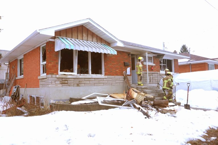 En entrant dans la résidence, les pompiers ont découvert un plancher partiellement défoncé. (Photo TC Media - Mario Beauregard) 
