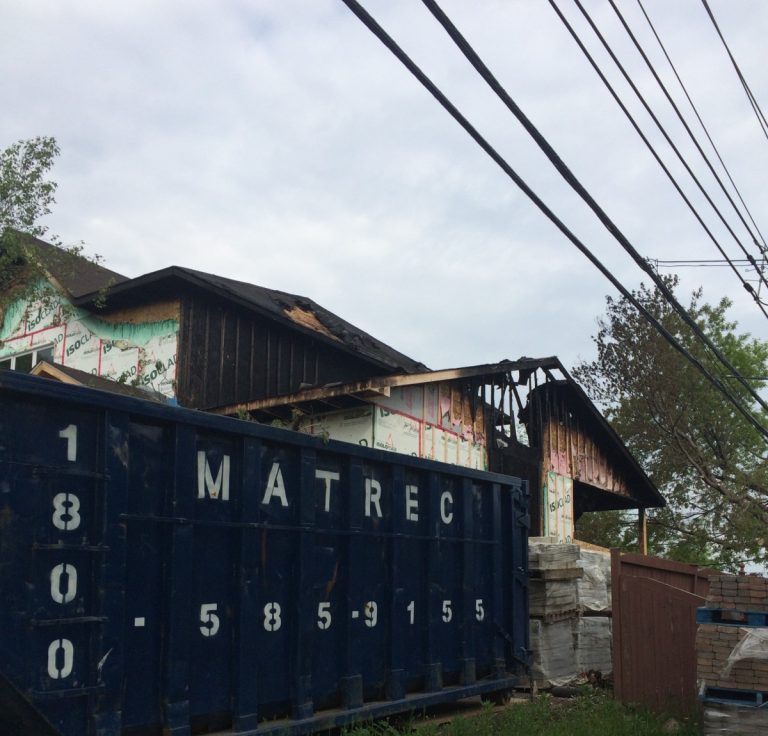 Malgré la réponse rapide des pompiers et leurs efforts, le bâtiment neuf et encore inoccupé n'a pu être rescapé des flammes. (Photo TC Media)
