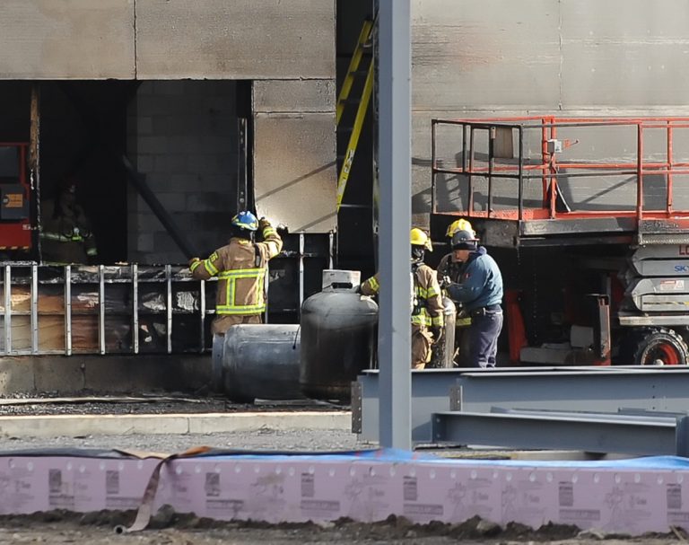 Heureusement, personne n'a été blessé dans cet incendie dû à des bouteilles de gaz propane. (Photo TC Media - Vincent Graton) 