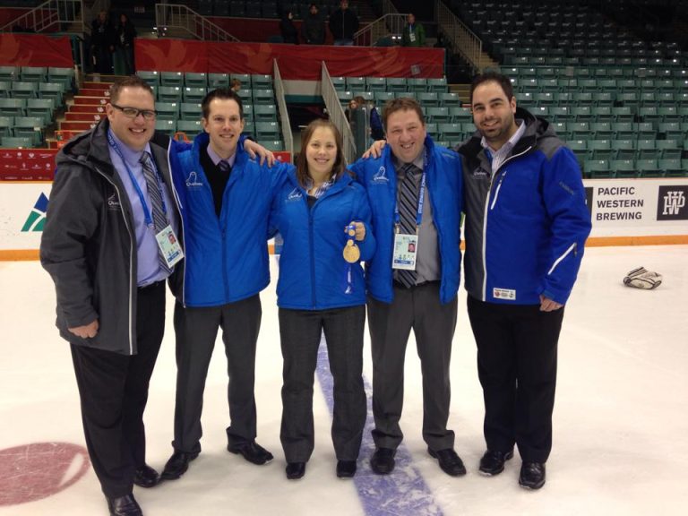 Stéphanie Poirier tient la médaille d'or. Elle est entourée d'Éric Hurtubise (coordonnateur du Hockey féminin à hockey Québec), Daniel Continelli, adjoint, Pascal Dufresne, entraîneur-chef et Maxime Joyal, entraîneur des gardiennes.