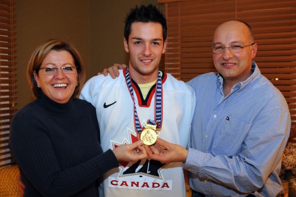 Laval’s Jonathan Bernier is pictured here with proud parents Lyne and Alain on his return from the Czech Republic where he participated in the 2008 World Junior Hockey Championships. Although Steve Mason was in Canada’s nets in the semi-final and final games, Bernier was instrumental in getting Team Canada to the medal round, shutting out the Czech Republic 3-0 before losing to the Swedes 4-3 in round-robin competition. (Photo: Martin Alarie)