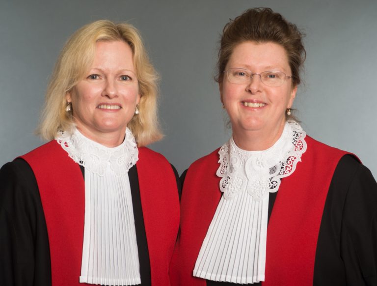 Dans l’ordre habituel, nous retrouvons Mme Martine Hébert et Mme chantal Paré, nouvelles juges à la cour municipale de Laval.