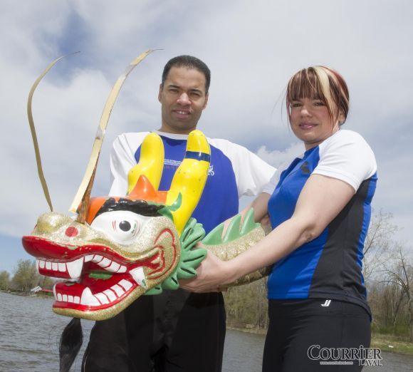 Patrick Scott et Josée Leclerc veulent lancer une nouvelle activité sportive à Laval: le bateau-dragon. (Photo: Martin Alarie)