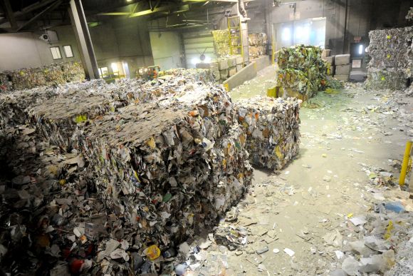 Le centre de tri montréalais qui reçoit les matières recyclables de Laval roule à perte, depuis quelques semaines. La crise actuelle: «du jamais vu», qualifie le VP du centre. (Photo d'archives: Martin Alarie)