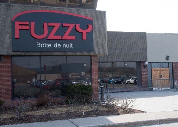 Des photos publicitaires d’un concours du club Le Fuzzy créent actuellement la controverse. (Photo: Archives-Courrier Laval)