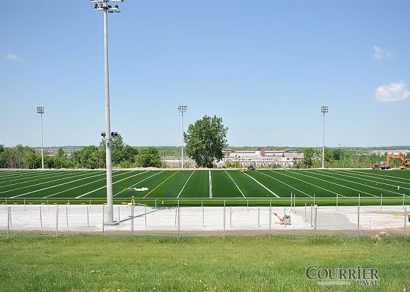 La surface synthétique de soccer-football au Collège Laval sera prête le 30 juin. (Photo: Vincent Graton)