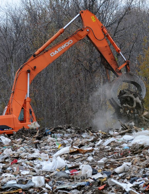 L'enlèvement des déchets est amorcé depuis le début septembre, sur le site du dépotoir Gagné. (Photo: Martin Alarie)
