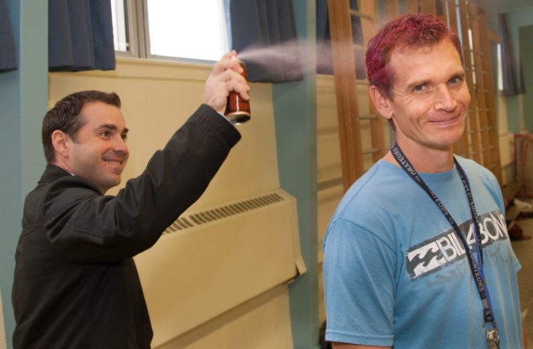 L’enseignant Philip Bergeron s’est fait teindre les cheveux en rose par le directeur, Jasmin Clément.