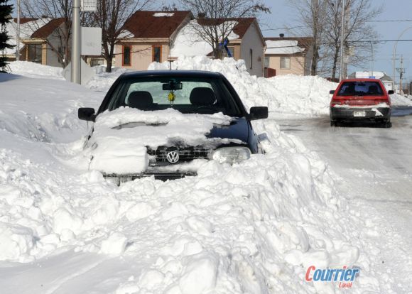 De nombreux véhicules sont restés prisonniers de la neige en fin de semaine. (Photo:Martin Alarie)