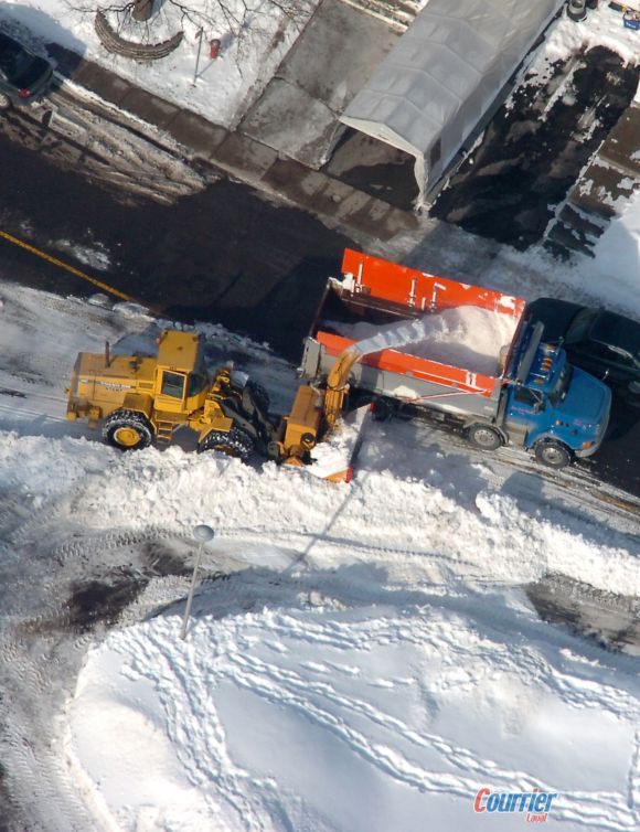 Quatre des cinq sites permanents d'élimination de neige ont dépassé leur capacité limite. Le ministère de l'Environnement a accordé temporairement le dépôt de quantités supplémentaires. (Photo: Martin Alarie)