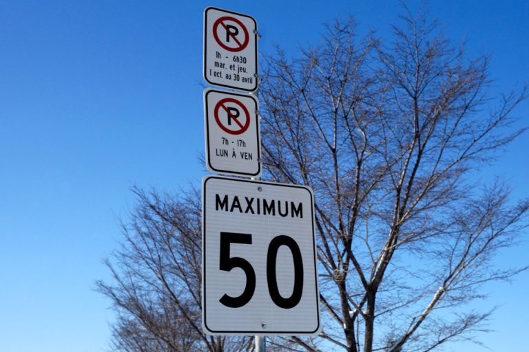 En dépit d'un règlement, adopté en 2012, abaissant à 40 km/h la vitesse dans les rues résidentielles de Laval, la signalisation toujours en vigueur dans l'ensemble du réseau local à l'ouest de l'autoroute 13 demeure à 50 km/h.