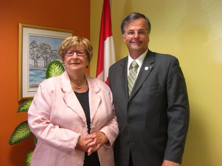 L’ex-députée de Chomedey, Lise Bacon, en présence du député de cette circonscription qu’elle a représentée de 1981 à 1994, Guy Ouellette.