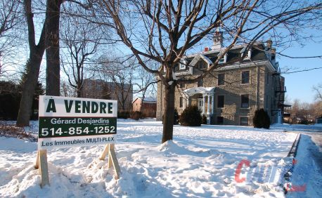 Même si l’enseigne marque «À vendre», le propriétaire de l’ancien couvent des Sœurs de Ste-Croix préférait louer le bâtiment plutôt que s’en départir. (Photo: Martin Alarie)