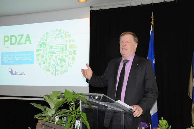 Le maire Marc Demers dévoilant le Plan quinquennal de développement de la zone agricole de Laval.