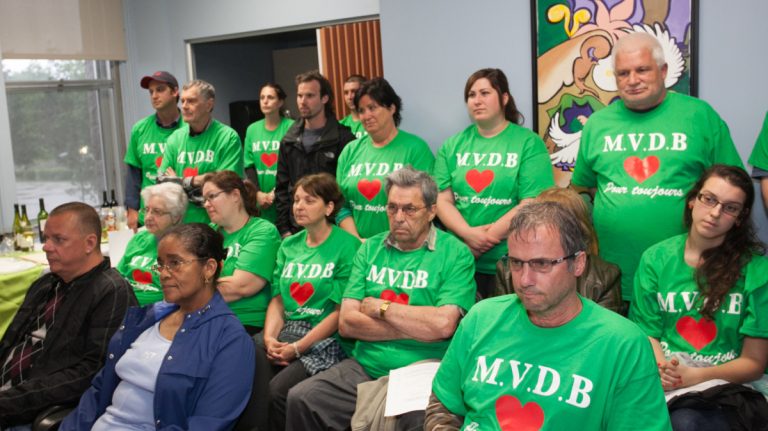 Parents et familles étaient vêtus solidairement d’un chandail vert sur lequel on pouvait y lire «M.V.D.B. pour toujours» (Maison Val-des-Bois pour toujours) afin de dénoncer la fermeture prévue pour juillet de la Maison Val-des-Bois.