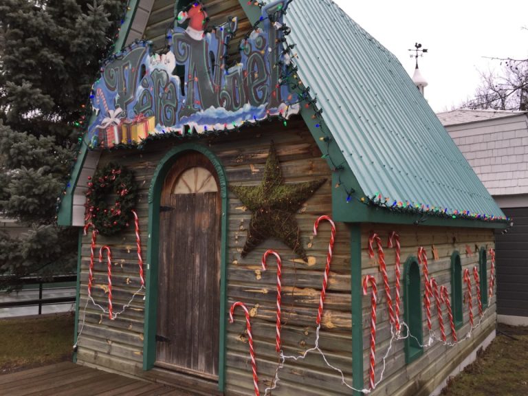 Les maisonnettes du  Village des arts du Centre de la nature seront décorées pour la circonstance. Le père Noël y séjournera durant la tenue du Marché de Noël de Laval.